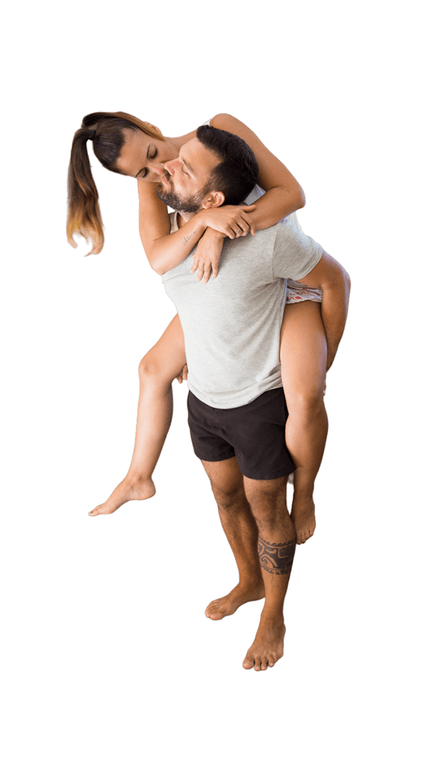 Pareja abrazada y sonriente
